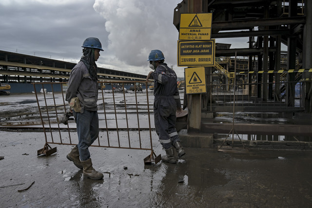 Pekerja beraktivitas di smelter Rotary Kiln Electric Furnace (RKEF) Harita Nickel di Pulau Obi, Halmahera Selatan, Maluku Utara, Selasa (16/9/2025). Foto: Jamal Ramadhan/kumparan