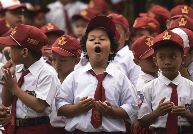 Anak SD sedang Melaksanakan Doa Bersama di Halaman Sekolah (pixabay,com)