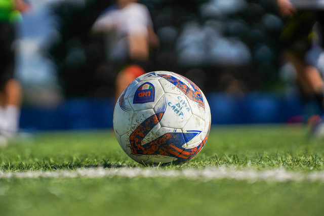 Ilustrasi jadwal bola hari ini 18 september 2025. Sumber: alfonso scarpa/unsplash