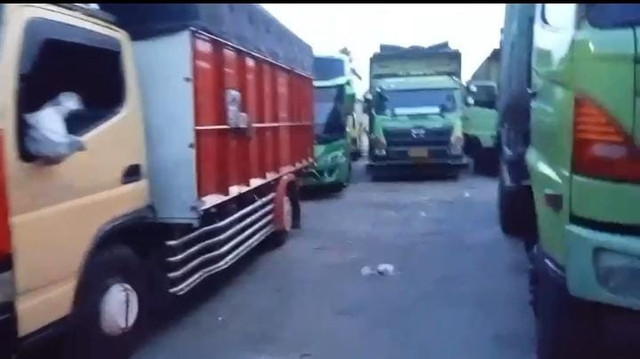 Antrian truk dan bus di sejumlah SPBU di Lampung. | Foto: Istimewa
