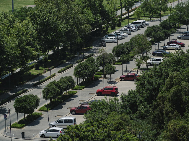 Ilustrasi parkir di Rest Area KM 57. Foto: Unsplash.com/engin akyurt