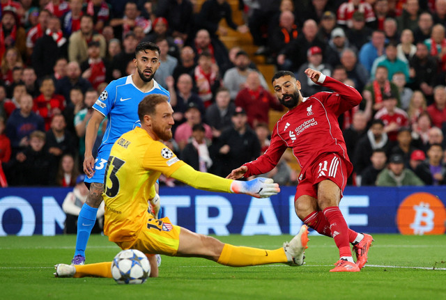 Duel Jan Oblak dan Mohamed Salah saat Liverpool vs Atletico Madrid dalam Fase Liga matchday pertama Liga Champions 2025/26 di Stadion Anfield, Kamis (18/9) dini hari WIB. Foto: Action Images via Reuters/Andrew Boyers
