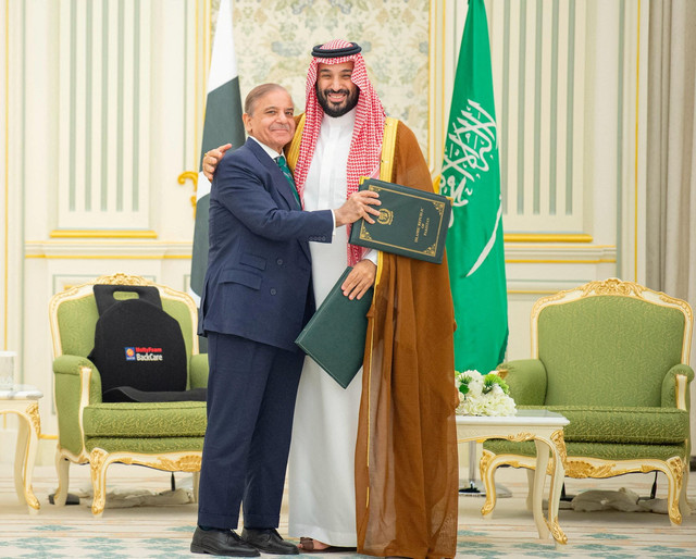 Putra Mahkota Arab Saudi Mohammed bin Salman dan Perdana Menteri Pakistan Shehbaz Sharif usai menandatangani perjanjian pakta pertahanan di Riyadh, Rabu (17/9/25). Foto: Saudi Press Agency/Handout via REUTERS