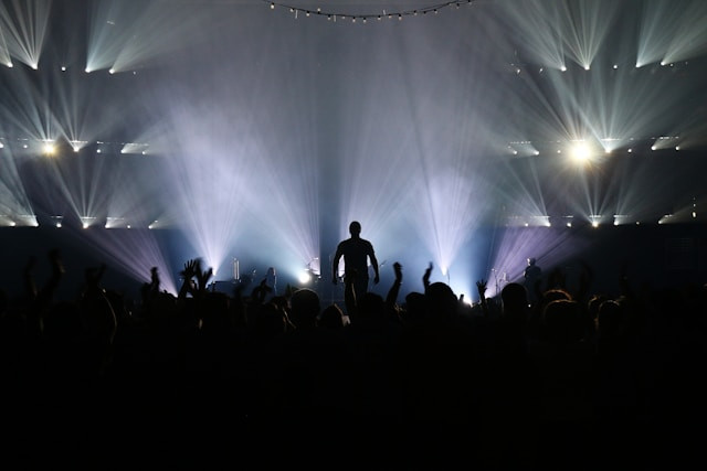 Harga tiket Livin Music Fest 2025 Jakarta. Foto hanyalah ilustrasi, bukan tempat sebenarnya. Sumber: Unsplash/Adam Cheek