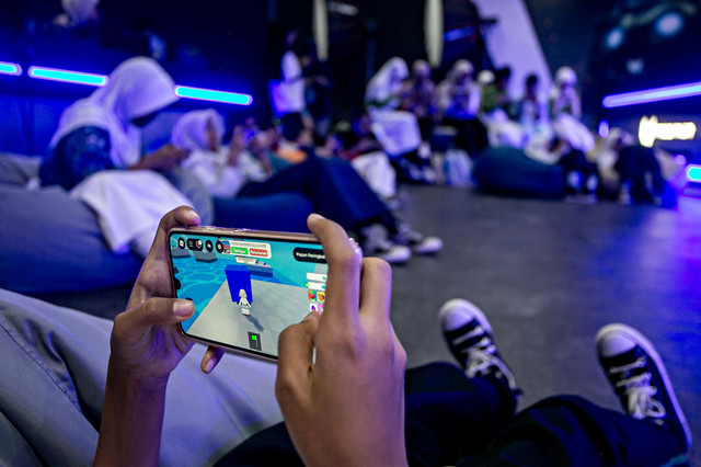 Pelajar memainkan gim daring roblox pada kegiatan ekstrakurikuler Edublox di Solo Technopark, Solo, Jawa Tengah, Rabu (17/9/2025). Foto: Mohammad Ayudha/ANTARA FOTO