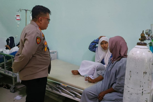 Kapolres Banggai Kepulauan AKBP Ronaldus Karurukan meninjau siswa yang keracunan usai menyantap MBG, Rabu (17/9/2025). Foto: Dok. Istimewa