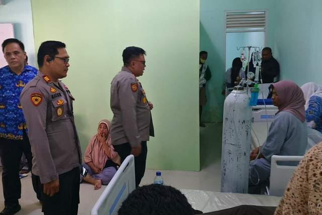 Kapolres Banggai Kepulauan AKBP Ronaldus Karurukan meninjau siswa yang diduga mengalami keracunan usai menyantap Makanan Bergizi Gratis (MBG) di Salakan, Kabupaten Banggai Kepulauan, Sulteng, Rabu (17/9/2025. Foto: Dok. Istimewa