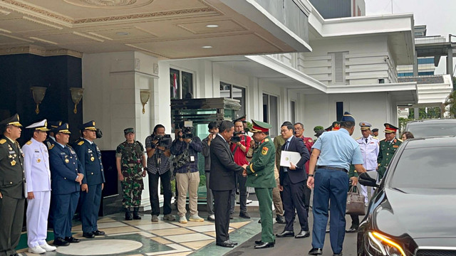 Wamenhan RI Doni Hermawan menyambut kedatangan Wamenhan Vietnam Y.M. Letnan Jenderal Senior Hoang Xuan Chien di Kementerian Pertahanan, Jakarta Pusat, Kamis (18/9/2025). Foto: Rayyan Farhansyah/kumparan