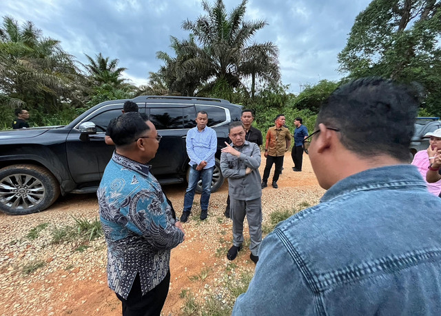 Gubernur Kalimantan Barat (Kalbar), Ria Norsan meninjau langsung jalan di Kabupaten Landak. Foto: Rabiansyah/Hi!Pontianak