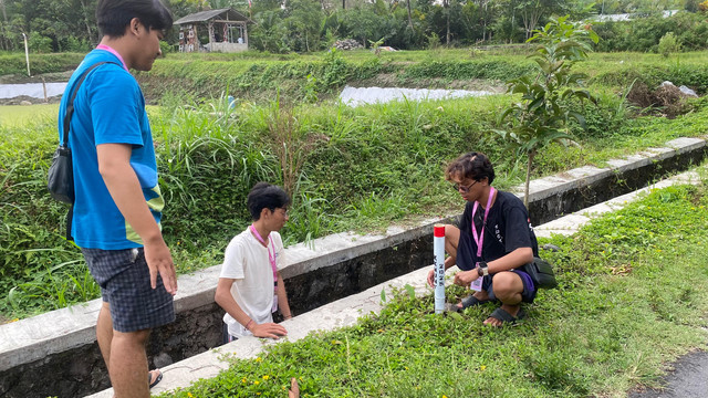 Pemasangan reflektor rambu jalan sederhana. (Foto: Adhella Elviera)