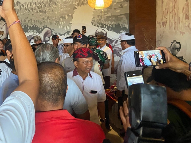 Gubernur Bali Wayan Koster saat ditemui di Pasar Badung, Kota Denpasar, Kamis (18/9/2025). Foto: Denita BR Matondang/kumparan