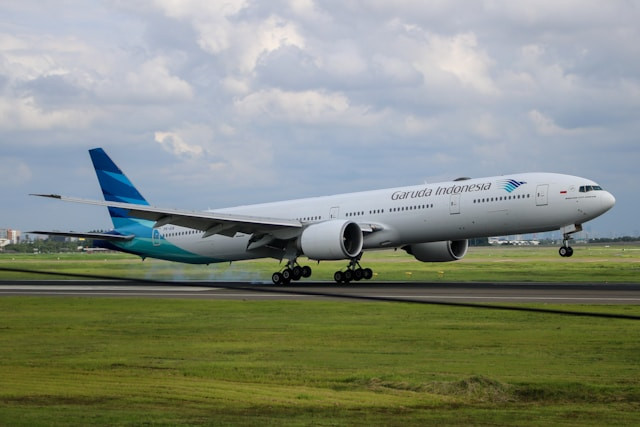 Harga Tiket Pesawat Batam-Medan. Foto Pesawat Garuda Indonesia. Sumber: Unsplash/Fasyah Halim