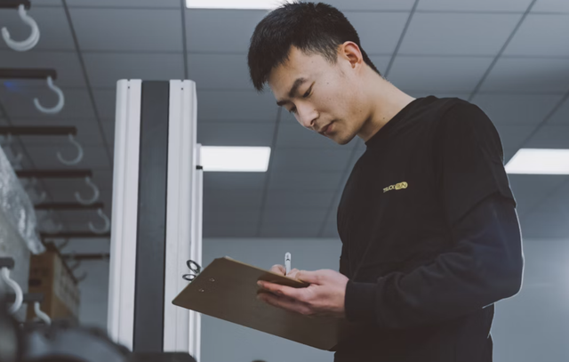 jobdesk quality control. Foto hanya ilustrasi, bukan sebenarnya. Sumber: Unsplash/TruckRun