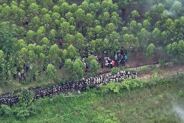 Pemandangan drone menunjukkan tentara Thailand dan polisi anti huru hara berhadapan dengan warga Kamboja di sebuah desa yang disengketakan di sepanjang perbatasan Thailand-Kamboja di Sa Kaeo, Thailand, Rabu (17/9/2025). Foto: Royal Thai Army/Handout via Reuters