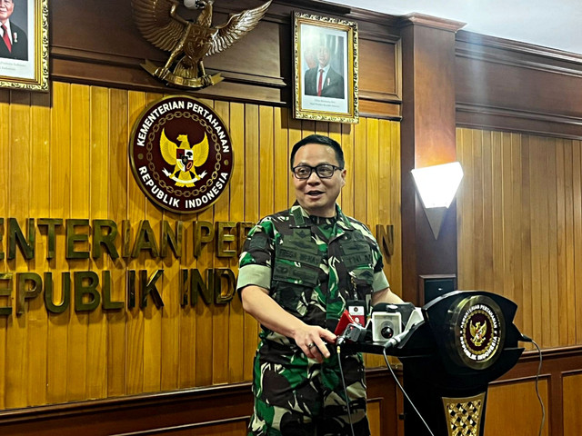 Kepala Biro Humas Setjen Kemhan RI Brigjen TNI Frega Wenas Inkiriwang saat  diwawancara di Kantor Kementerian Pertahanan, Jakarta Pusat, Kamis (18/9/2025). Foto: Rayyan Farhansyah/kumparan