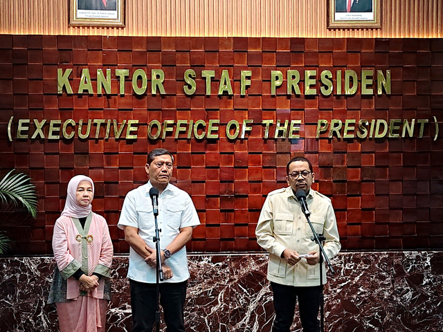 Kepala Staf Kepresidenan Muhammad Qodari (kanan) bersama mantan Kepala Staf Kepresidenan AM Putranto memberikan sambutannya saat acara sertijab kepala KSP di Kompleks Istana Kepresidenan, Jakarta, Kamis (18/9/2025). Foto: Fathur Rochman/Antara