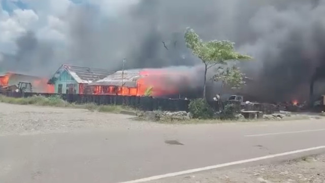 Bangunan di Yalimo yang dibakar, dalam kerusuhan sejak Selasa (16/9/2025). Dok: Ist