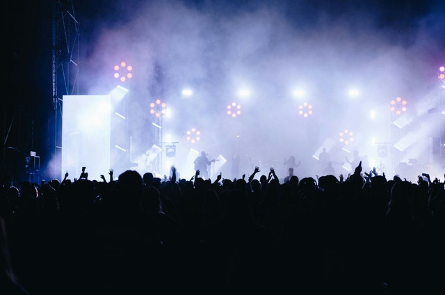 Line up Livin Music Fest 2025 Medan. Foto hanya ilustrasi, bukan tempat yang sebenarnya. Sumber: Unsplash/Anton Mislawsky