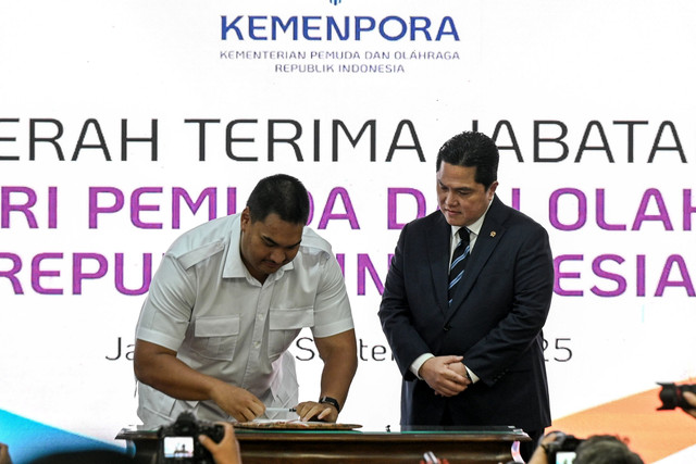 Menteri Pemuda dan Olahraga Erick Thohir (kanan) dan pejabat lama Dito Ariotedjo menandatangani naskah serah terima jabatan di Kantor Kemenpora, Jakarta, Kamis (18/9/2025). Foto: Fauzan/ANTARA FOTO