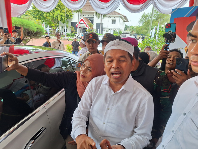 Gubernur Jabar Dedi Mulyadi di kantor Bupati Karawang. Dok: kumparan