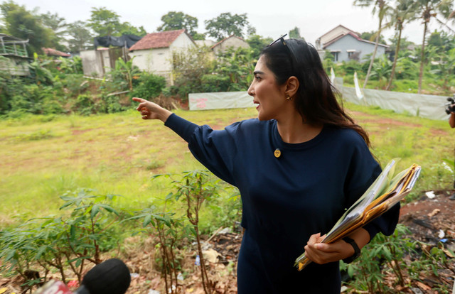 Penyanyi Ashanty saat mengecek tanah warisan terkait sengketa tanah di kawasan Cinangka, Sawangan, Depok, Kamis, (18/9/2025). Foto: Dok. Agus Apriyanto