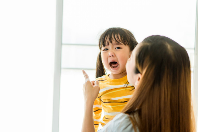 Ilustrasi orang tua dan balita tantrum. Foto: MIA Studio/Shutterstock