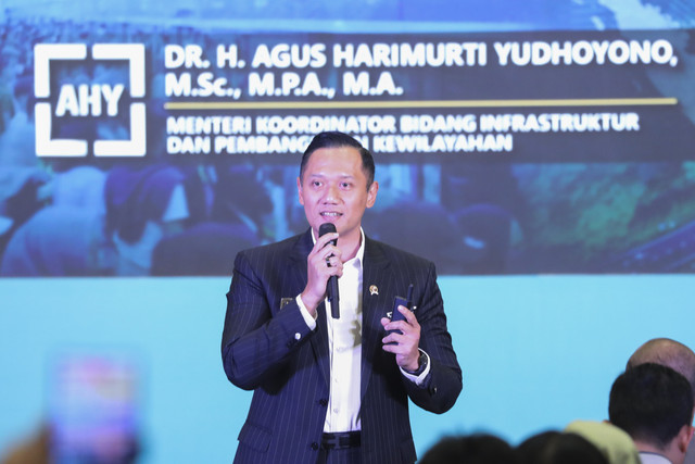 Menko Bidang Infrastruktur dan Pembangunan Kewilayahan Agus Harimurti Yudhoyono menyampaikan paparan dalam kumparan Green Initiative Conference 2025 di Hotel Borobudur, Jakarta, Kamis (18/9/2025). Foto: Aditia Noviansyah/kumparan