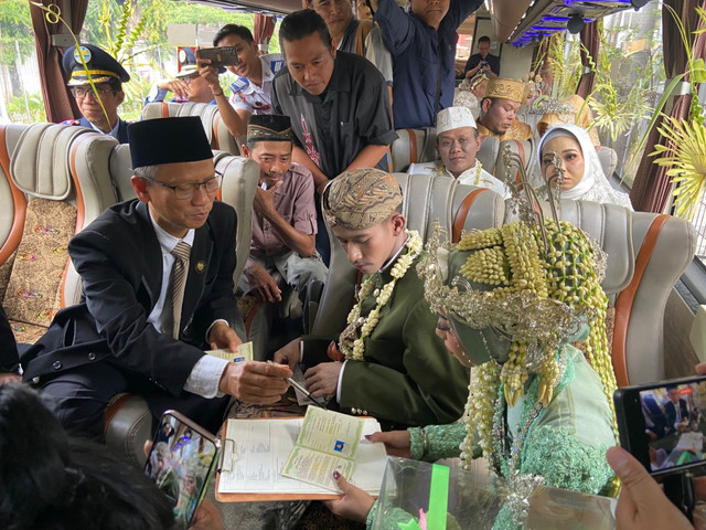 Acara nikah bareng 6 pasang pengantin di dalam bus di Jogja. Foto: Forum Taaruf Indonesia (Fortais)