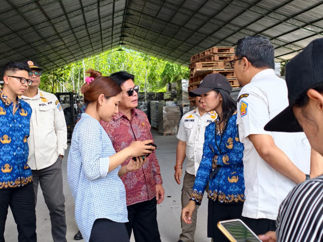 Pansus Penegakan Perda terkait Tata Ruang, Perizinan dan Aset Daerah melakukan sidak di kawasan DAS dan hutan mangrove. Foto: Dok. DPRD Bali
