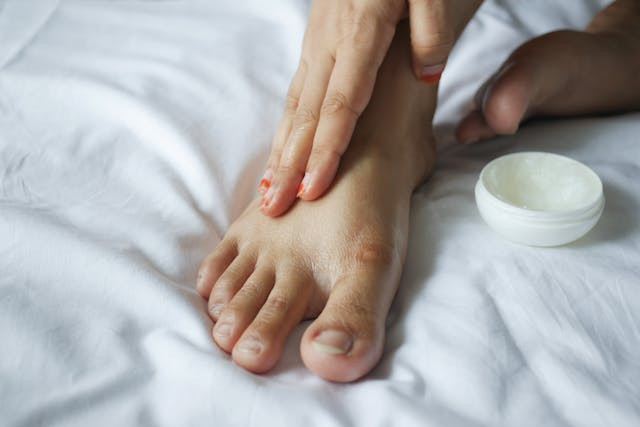 Ilustrasi  handbody untuk kaki pecah-pecah. Sumber: Pexels/Towfiqu barbhuiya