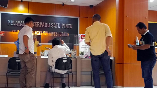 Suasana di kantor Kejaksaan Tinggi Sulawesi Utara, saat para penyidik dari Kejagung RI melakukan pemeriksaan terhadap PT HWR yang dilaporkan menyerobot lahan milik warga di Minahasa Tenggara (Mitra).