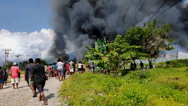 Enam prajurit TNI evakuasi guru dan warga di tengah kerusuhan elelim, Selasa (16/9/2025).
 Foto: Dok. Puspen TNI