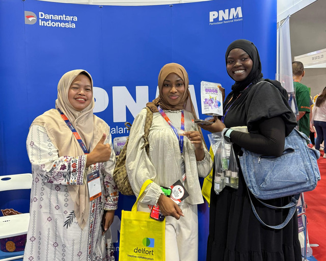 Pengunjung MIHAS 2025 di Malaysia saat mencoba produk dari nasabah PNM Mekaar manisan terong ungu. (ist)