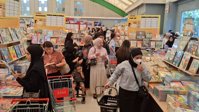 Masyarakat kota Palembang saat mengunjungi Bazar Big Bad Wolf (BBW) di Dining Hall Kompleks Jakabaring Sport City (JSC) Palembang. Foto : Abdullah Toriq/Urban Id