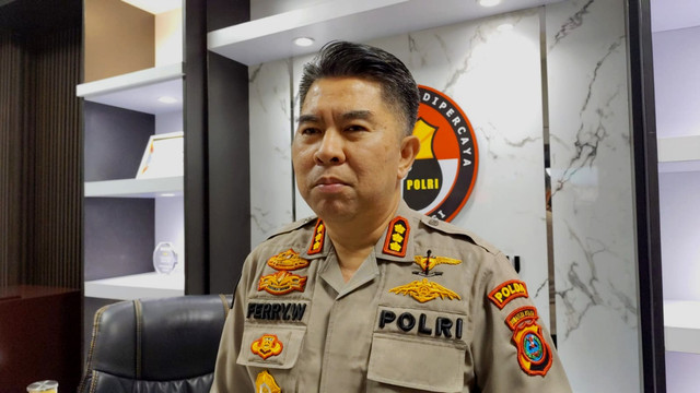 Kabid Humas Polda Sumut, Kombes Pol Ferry Walintukan, memberi tanggapan saat ditemui di Polda Sumut, Medan, Kamis (18/9/2025). Foto: Amar Marpaung/kumparan