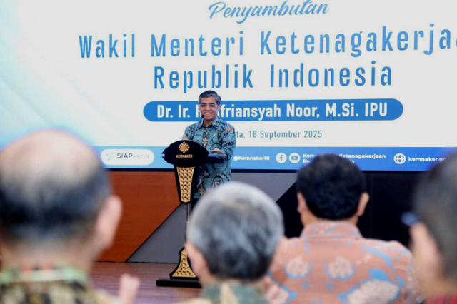 Menaker Yassierli memberikan arahan pada acara penyambutan Wamenaker Afriansyah Noor di Ruang Tridharma, Kemnaker, Jakarta, Kamis (18/9/2025).  Foto: Dok. Kemenaker