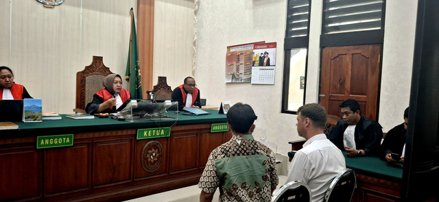 WN Ukraina Roman Nazarenko (42) menghadiri sidang dengan agenda putusan di Pengadilan Negeri Denpasar, Bali, Kamis (18/9/2025). Foto: Denita br Matondang/kumparan
