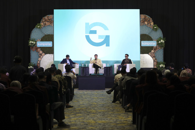 Program Director Bakti Lingkungan Djarum Foundation Jemmy Chayadi bersama influencer Kudus Asik sekaligus environment chef, Isman Ridhwansah saat sesi panel dalam kumparan Green Initiative Conference 2025 di Hotel Borobudur, Jakarta, Rabu (18/9/2025). Foto: Iqbal Firdaus/kumparan