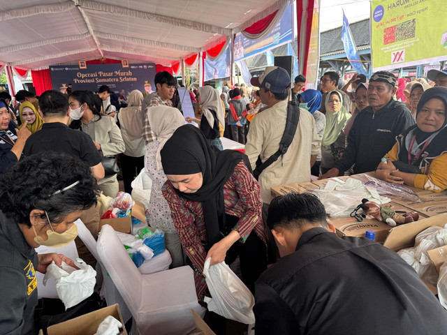 Warga Palembang padati pasar murah yang digelar Pemprov Sumsel bersama Bank Sumsel Babel. (ist)