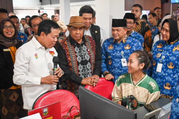 Ketua Tim Kunjungan Kerja Spesifik Komisi II DPR RI, Mohammad Toha saat memimpin rombongan Komisi II ke Mall Pelayanan Publik (MPP) Pemerintah Kabupaten Semarang di Kecamatan Tuntang, Semarang, Jawa Tengah, Senin (16/9/2025). Foto: Dok. DPR RI