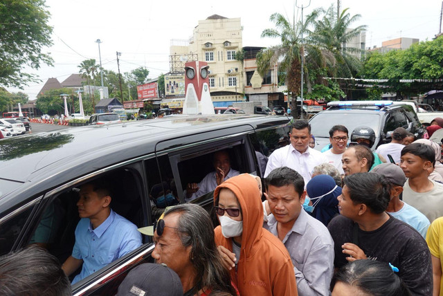 Presiden ke-7 RI Joko Widodo memberikan sembako kepada warga di Terminal Tirtonadi dan Pasar Gede Solo. Foto: Dok. Istimewa