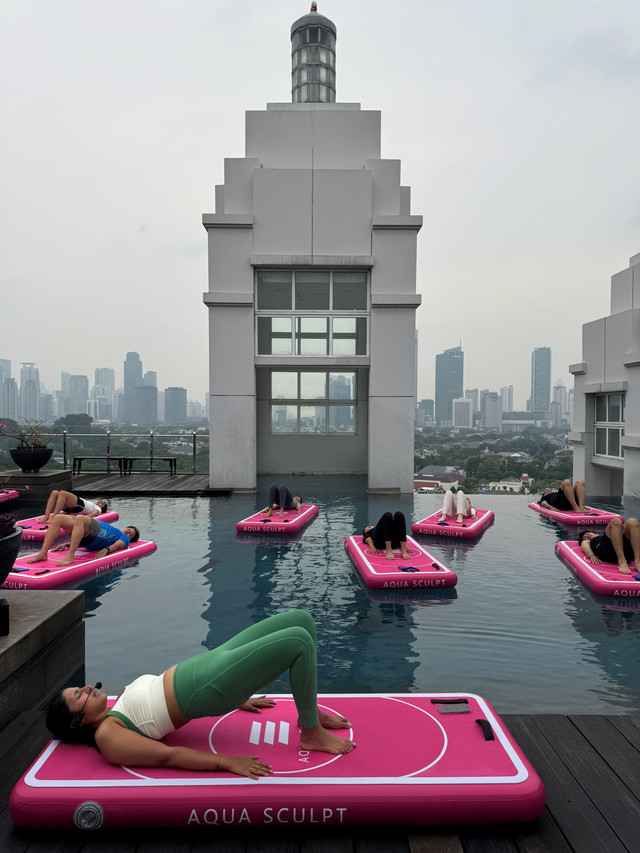Para peserta yang mengikuti floating pilates, floating wellness Aqua Sculpt dari Soulace. Foto: Gitario Vista Inasis/kumparan