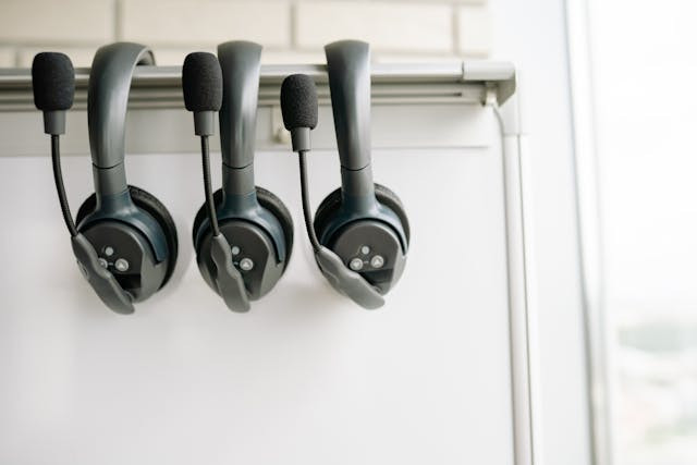 Ilustrasi. Mic Wireless clip on terbaik. Sumber: Pexels / Yan Krukau