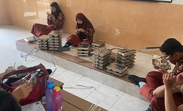 Pelaksanaan MBG di SMAN 15 Surabaya. Foto: Istimewa
