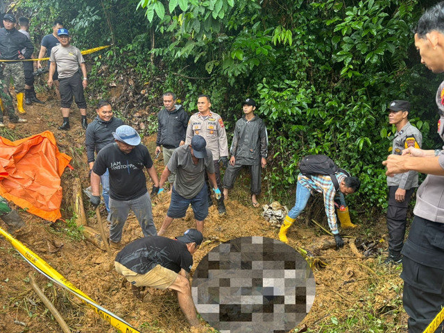 Kedua mayat saat dievakuasi dari kebun alpukat di Singkawang. Foto: Dok. Polres Singkawang 