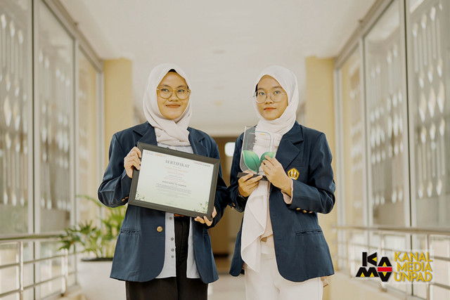Diah Nur Oktavia dan Hasya Zafira, meraih prestasi lima karya terbaik di AIGIS Green Scientific Competition Kementerian Perindustrian di Jakarta, Rabu (30/7/2025). Foto: Dok. Unpad