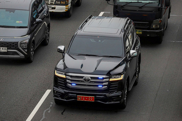 Kendaraan berotator melintasi Tol Dalam Kota di kawasan Gatot Subroto, Jakarta, Jumat (19/9/2025). Foto: Iqbal Firdaus/kumparan