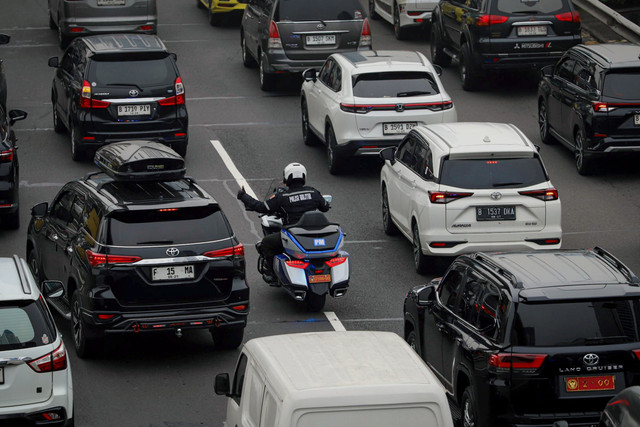Kendaraan berotator melintasi Tol Dalam Kota di kawasan Gatot Subroto, Jakarta, Jumat (19/9/2025). Foto: Iqbal Firdaus/kumparan