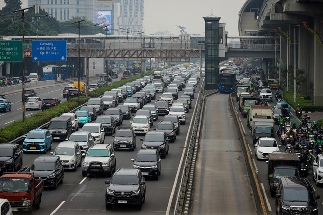 Kendaraan berotator melintasi Tol Dalam Kota di kawasan Gatot Subroto, Jakarta, Jumat (19/9/2025). Foto: Iqbal Firdaus/kumparan