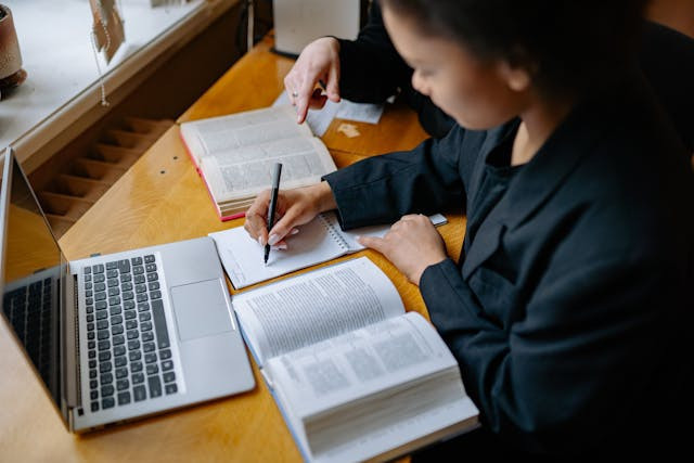 Ilustrasi kunci jawaban Modul 3.15 Monitoring, Evaluasi, dan Sistem Penjaminan Mutu. Foto: Pexels/yankrukov